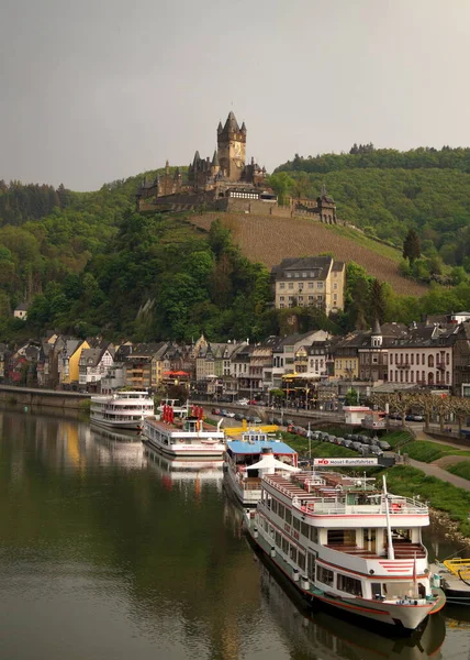 Moselle River Hilltop Imperial Castle Overlooking Town Surrounding Landscape Cochem — 스톡 사진