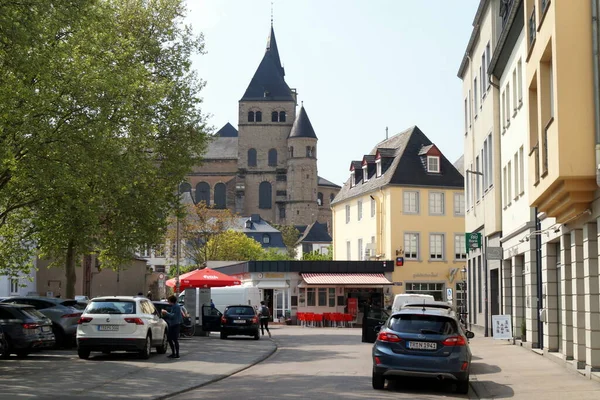 Street Scene Old Town Rindertanzstrasse Towers Peter Cathedral Background Trier — ストック写真