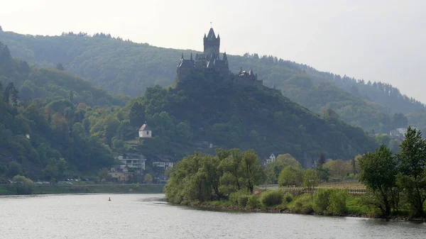 Moselle River Hilltop Imperial Castle Overlooking Town Surrounding Landscape Cochem — 스톡 사진