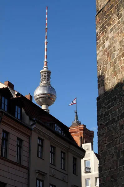 Berliner Fernsehturm Iconische Toren Uitzicht Vanaf Historische Wijk Nikolaiviertel Berlijn — Stockfoto