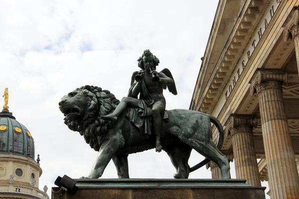 Angel Musical Instruments Mounting Lion Bronze Sculpture Steps Portico Concert — Zdjęcie stockowe