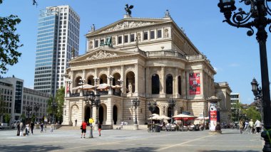 Alte Oper, Eski Opera, 1880 'de inşa edildi, 1970' lerde bir konser salonu olarak yeniden inşa edildi, Bankenviertel, Frankfurt, Almanya - 8 Mayıs 2022