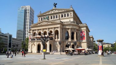 Alte Oper, Eski Opera, 1880 'de inşa edildi, 1970' lerde bir konser salonu olarak yeniden inşa edildi, Bankenviertel, Frankfurt, Almanya - 8 Mayıs 2022