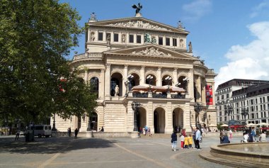 Alte Oper, Eski Opera, 1880 'de inşa edildi, 1970' lerde bir konser salonu olarak yeniden inşa edildi, Bankenviertel, Frankfurt, Almanya - 8 Mayıs 2022