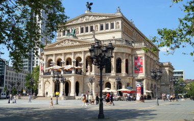 Alte Oper, Eski Opera, 1880 'de inşa edildi, 1970' lerde bir konser salonu olarak yeniden inşa edildi, Bankenviertel, Frankfurt, Almanya - 8 Mayıs 2022