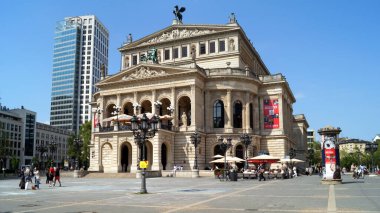 Alte Oper, Eski Opera, 1880 'de inşa edildi, 1970' lerde bir konser salonu olarak yeniden inşa edildi, Bankenviertel, Frankfurt, Almanya - 8 Mayıs 2022