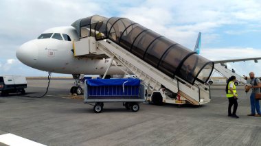 'Sete Cidades' SATA Air Acores CS-TSG Airbus A321 Ponta Delgada Havalimanı pistinde yolcu almaya hazır, Sao Miguel, Azores, Potugal - 4 Ağustos 2022