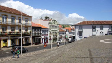 Şehrin tarihi merkezinin ana caddelerinden biri olan Rua da Se, Katedral 'in basamaklarından, Angra do Heroismo, Terceira, Azores, Portekiz - 27 Temmuz 2022