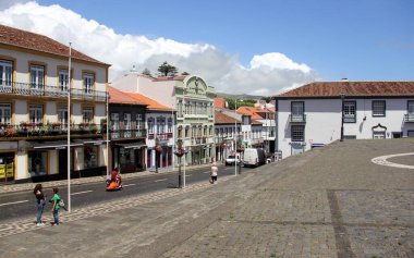 Şehrin tarihi merkezinin ana caddelerinden biri olan Rua da Se, Katedral 'in basamaklarından, Angra do Heroismo, Terceira, Azores, Portekiz - 27 Temmuz 2022