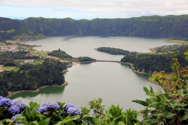 Sete Cidades, Güney Noktasından manzara, Vista do Rei, Kuzey yönünde, Yeşil Göl, Lagoa Verde, önde, Sao Miguel Adası, Azores, Portekiz - 1 Ağustos 2022