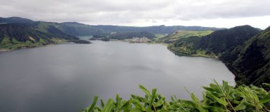 Mavi Göl, Lagoa Azul, Kuzey Noktası, Miradouro das Cumeeiras, Güney yönünde, panoramik çekim, Sete Cidades, Sao Miguel Adası, Azores, Portekiz - 1 Ağustos 2022