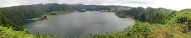 Mavi Göl, Lagoa Azul, Kuzey Noktası, Miradouro das Cumeeiras, Güney yönünde, panoramik çekim, Sete Cidades, Sao Miguel Adası, Azores, Portekiz - 1 Ağustos 2022