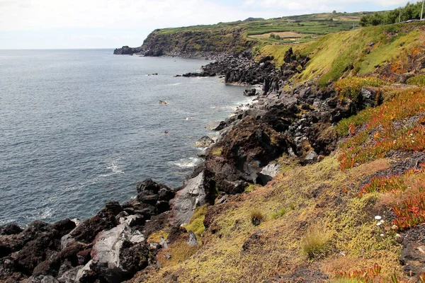 从悬崖看海洋 下面的火山岩 Cinco Ribeiras Terceira Azores Portugal 2022年7月28日 — 图库照片