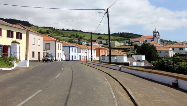 Estrada Local Forrada Com Casas Residenciais Tradicionais Numa Pequena Cidade — Fotografia de Stock