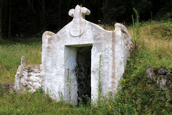 森の端の田舎道による小さな白塗りの礼拝堂 Terceira Azores ポルトガル 2022年7月28日 — ストック写真