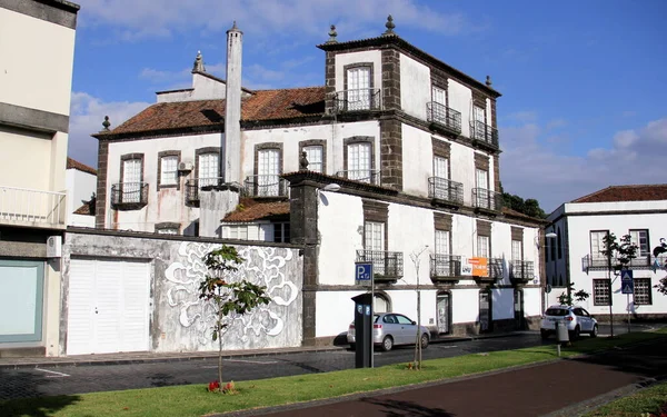 2022年7月29日 葡萄牙 亚速尔 圣米格尔 Ponta Delgada Sena Freitas神父花园旁的老商业和住宅大楼旧城街角 — 图库照片