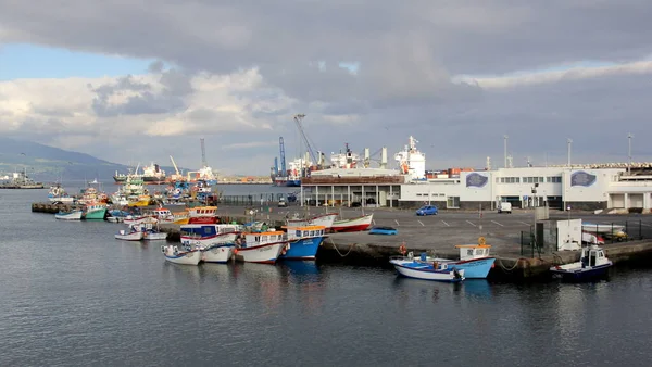 Small Colorful Fishing Boats Moored Pier Fishing Port Harbor Sunset — Stock fotografie