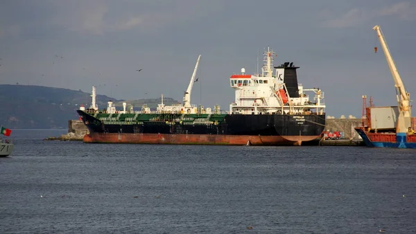石油化学タンカーAethaliaは 港に係留され 日没時に ポンタデルガダ サンミゲル アゾレス諸島 ポルトガル 7月29 2022 — ストック写真