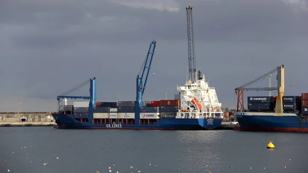Lines的Laura S号集装箱船于2022年7月29日日落时分停泊在葡萄牙亚速尔圣米格尔Ponta Delgada港口 — 图库照片
