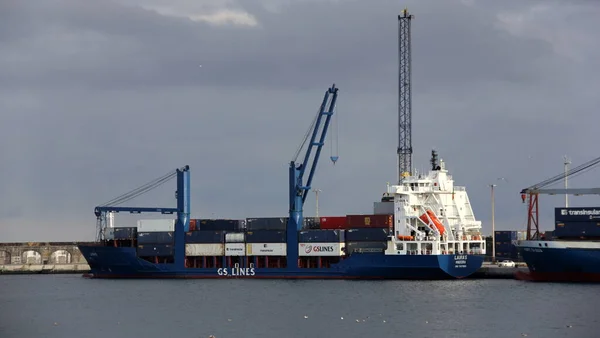 Lines Konteyner Gemisi Laura Gün Batımında Limana Demirlemiş Ponta Delgada — Stok fotoğraf