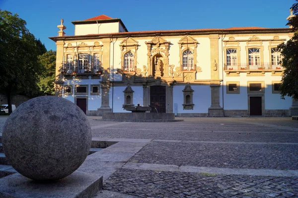 16世紀のサンタ クララ修道院 バロック様式のファサード 現在は市の行政機関であるカマラ市が ポルトガルのギマレスの歴史的中心部にあります 2016年8月1日 — ストック写真