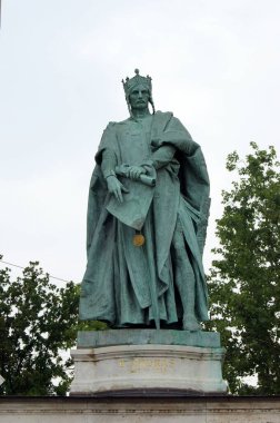 Macaristan Kralı 2. Andrew 'un bronz heykeli, Macaristan ve Macaristan' ın başkenti Budapeşte 'deki Milenyum Anıtı' ndaki tarihi kişilik heykellerinden biri - 30 Haziran 2011