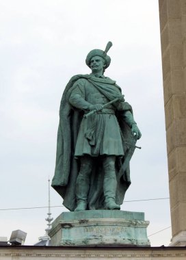 Macaristan 'ın başkenti Budapeşte' deki Milenyum Anıtı 'ndaki tarihi şahısların heykellerinden biri olan Macar asilzade Emeric' in bronz heykeli, Habsburg karşıtı ayaklanmaların lideri, 30 Haziran 2011