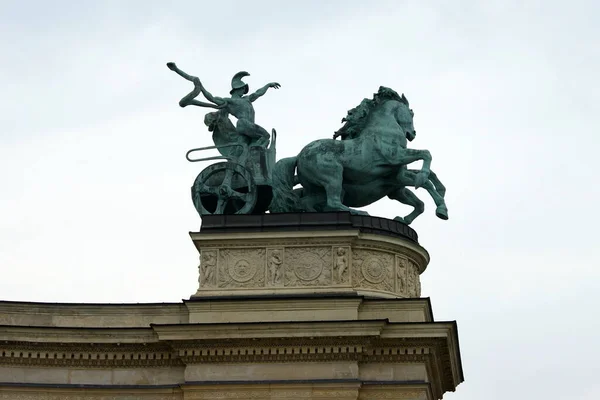2011年6月30日 匈牙利布达佩斯英雄广场 一名带着蛇的骗子 象征着战争和千年纪念碑柱廊雕塑装饰的细节 — 图库照片