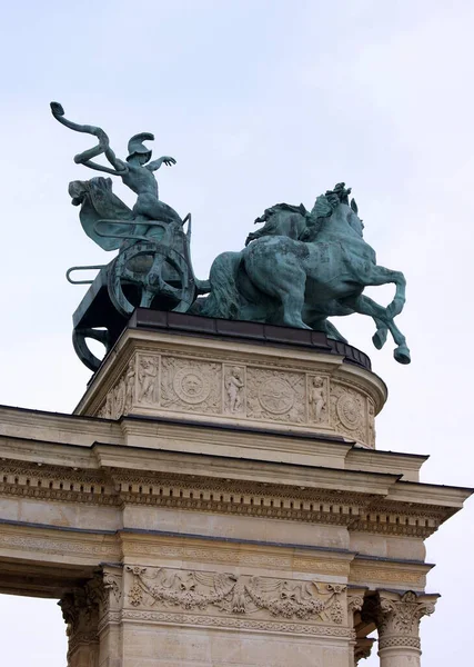 Rydwan Wężem Symbolizujący Wojnę Detal Rzeźbiarskiej Dekoracji Kolumnady Przy Pomniku — Zdjęcie stockowe