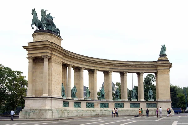 Colonnade Millennium Monument Vrcholu Bronzový Vůz Ženskou Charioteer Drží Palmovou — Stock fotografie