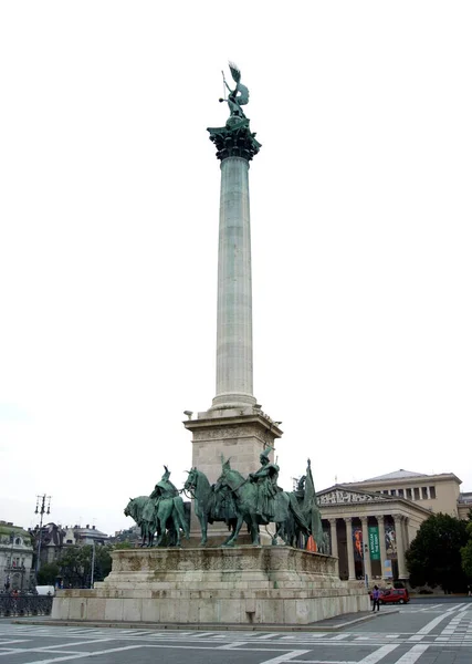 Aartsengel Gabriel Column Van Het Millennium Monument Het Heldenplein Blik — Stockfoto