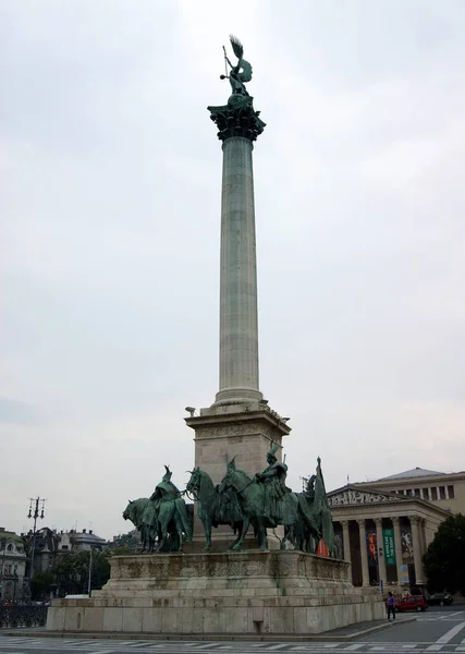 Kahramanlar Meydanı Ndaki Milenyum Anıtı Nın Başmeleği Gabriel Column Kasvetli — Stok fotoğraf