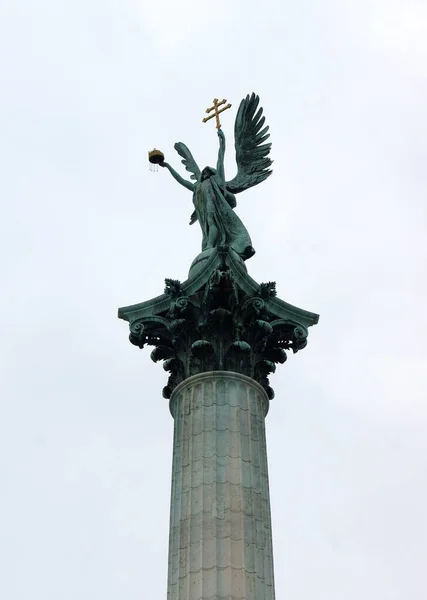 헝가리의 왕관을 대천사 가브리엘 헝가리 부다페스트의 광장에 밀레니엄 기념비의 기둥을 — 스톡 사진