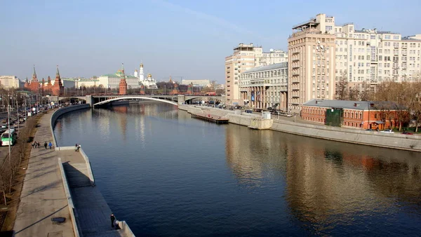 Arka Planda Kremlin Olduğu Moskova Nehri Manzarası Sağda Embankment Evi — Stok fotoğraf