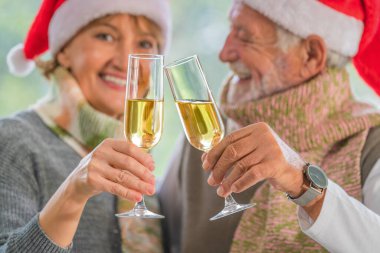 Beyaz şarap ya da Kafkasyalı yaşlı çiftin elinde tuttuğu şampanya Noel ve Yeni Yıl kutlamalarında birlikte kutlanır.