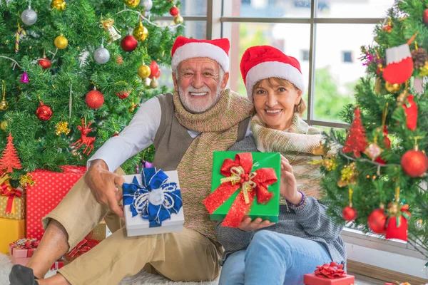 코카서스 부부는 집에서 크리스마스 트리를 장식하며 선물을 크리스마스를 축하하는 행복하게 — 스톡 사진