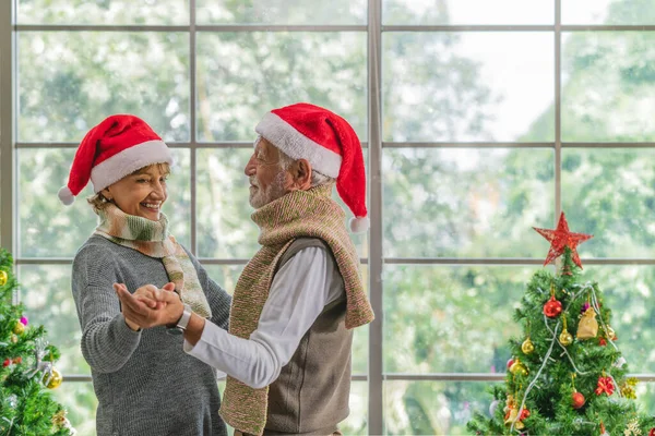 코카서스 커플은 크리스마스와 행사를 집에서 시간을 보내고 크리스마스와 — 스톡 사진