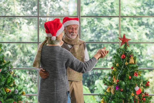 Kaukasisch Senior Koppel Hebben Romamtic Moment Dansen Samen Thuis Kerstmis — Stockfoto