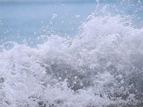 Παφλασμό Νερού Του Κύματος Της Θάλασσας Συντρίβεται Στην Ακτή Ψεκασμό — Φωτογραφία Αρχείου