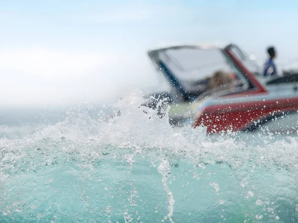 海浪冲撞产生的飞溅水在岸上喷涂白水泡沫和气泡 — 图库照片