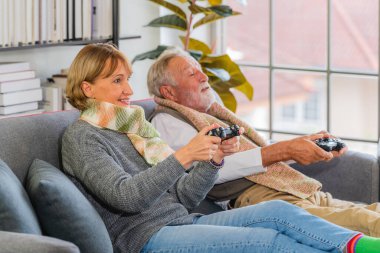 Kafkas kıdemli eş, kocasıyla evdeki oturma odasında video oyunu oynamaktan zevk alıyor.