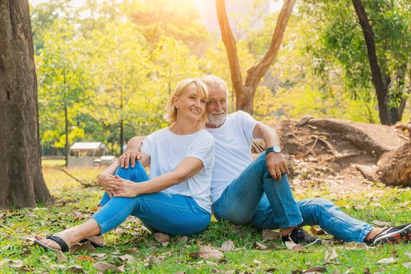 Kafkasyalı son sınıf çifti yazın güneşli bir havada parkta rahatlarken mutlu.