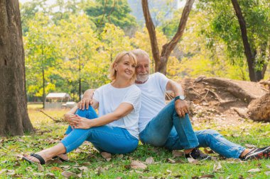 Kafkasyalı son sınıf çifti yazın parkta dinlenirken mutlu oluyor.