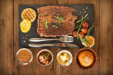 Lokanta menüsü için soslu, tereyağlı ve ekmekli biftek.