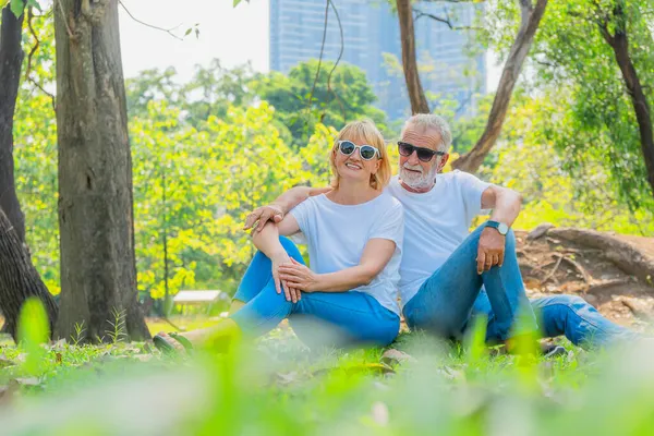 Kaukasische Senioren Paar Glücklich Zusammen Entspannen Sommer Park — Stockfoto