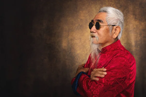 Stúdió Portré Kínai Öregember Visel Napszemüveg Fehér Haj Szakáll Hagyományos — Stock Fotó