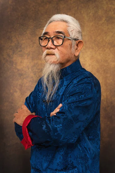 Stúdió Portré Kínai Öreg Férfi Visel Szemüveg Fehér Haj Szakáll — Stock Fotó