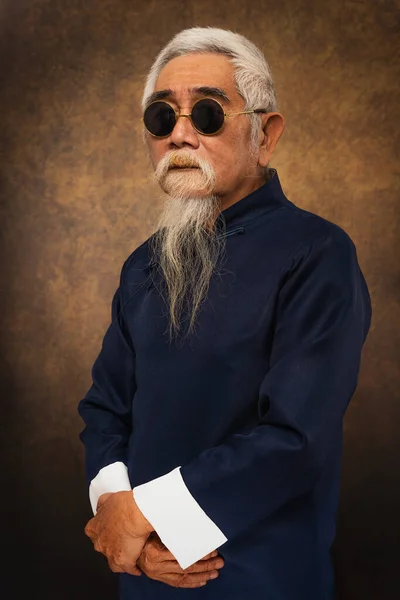 Retrato Estúdio Homem Velho Chinês Usando Óculos Sol Com Cabelo — Fotografia de Stock