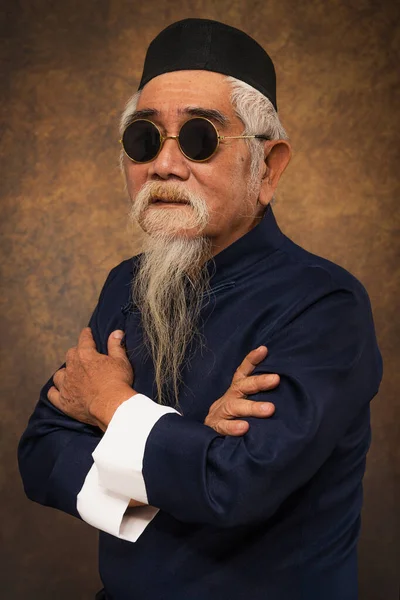 Potret Studio Orang Tua Muslim Cina Mengenakan Kacamata Hitam Dan — Stok Foto