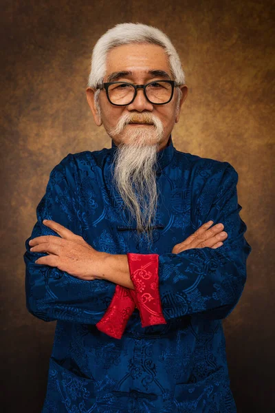 Stúdió Portré Kínai Öreg Férfi Visel Szemüveg Fehér Haj Szakáll — Stock Fotó